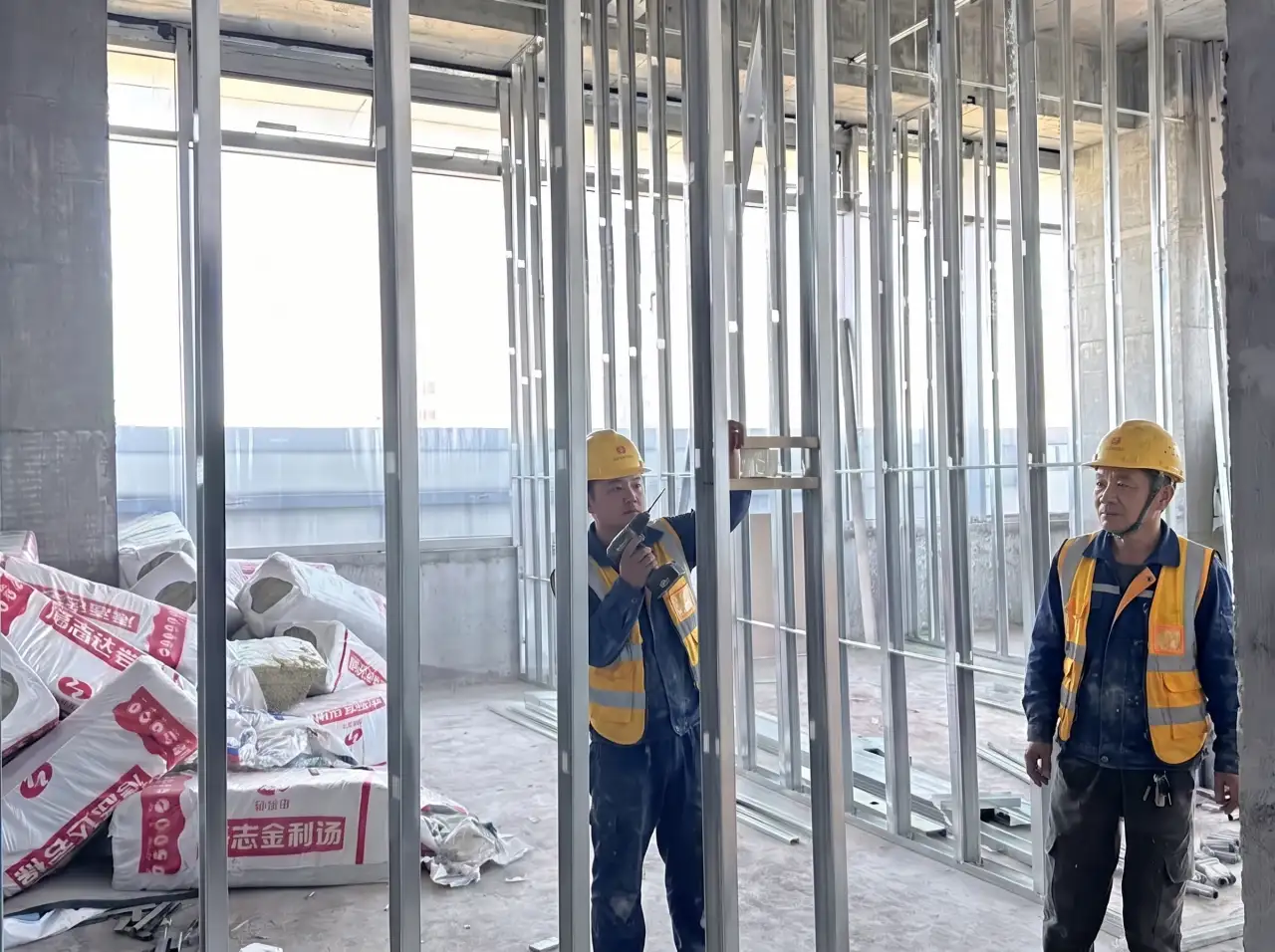 橘舍青年酒店合肥高新区汽车西站地铁站店施工现场：轻钢龙骨隔墙立起来，再填隔音保温棉