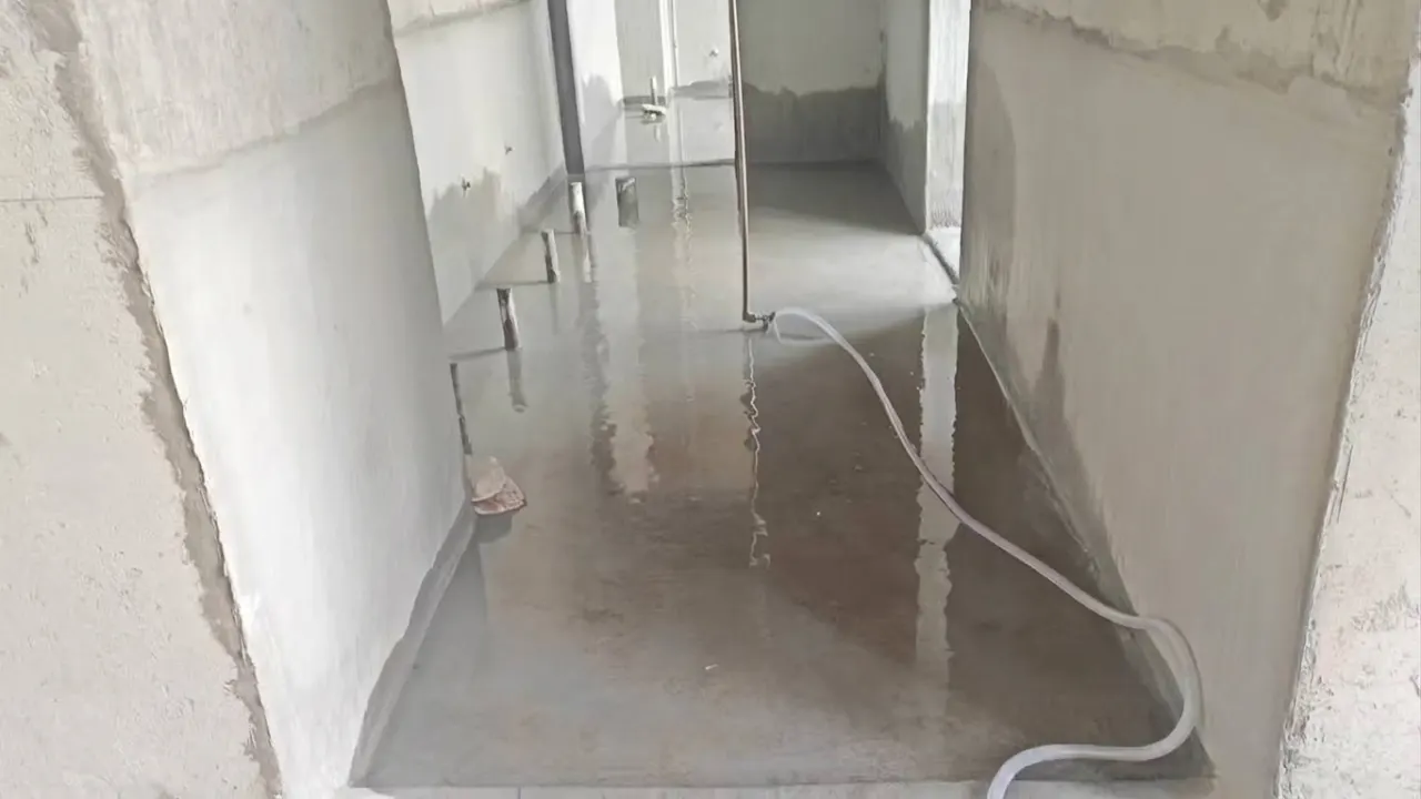 橘舍青年酒店合肥高新区汽车西站地铁站店施工现场：公共卫浴区地面找平与防水施工