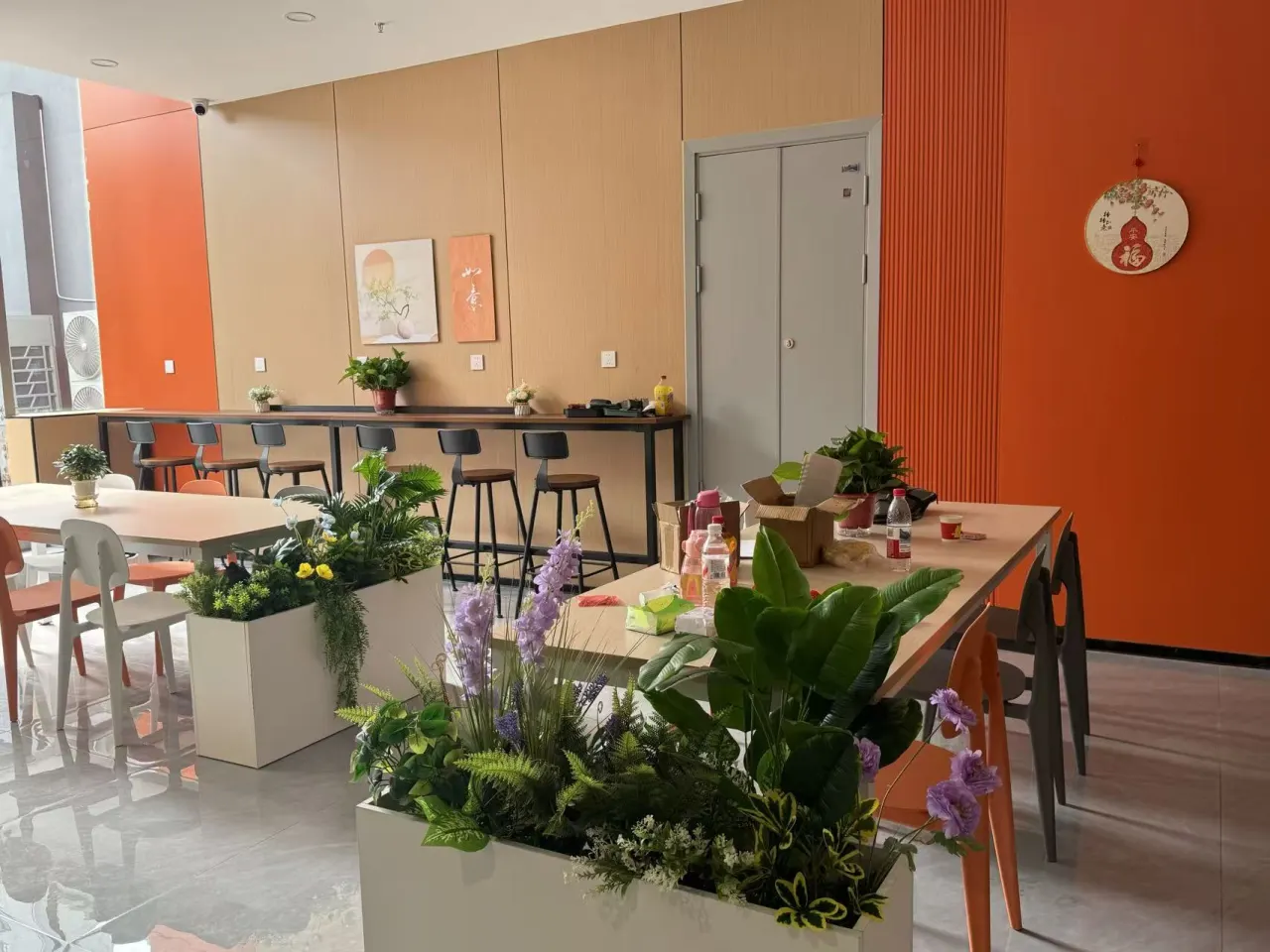 橘舍青年酒店合肥高新区汽车西站地铁站店公共区域实拍：长桌、吧台位与绿植，把办公、自习、吃饭从房间里挪出来