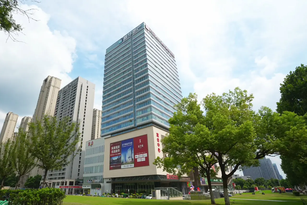 橘舍青年酒店合肥高新区汽车西站地铁站店所在的宴会中心楼栋外观，高新区北入口新华城商圈