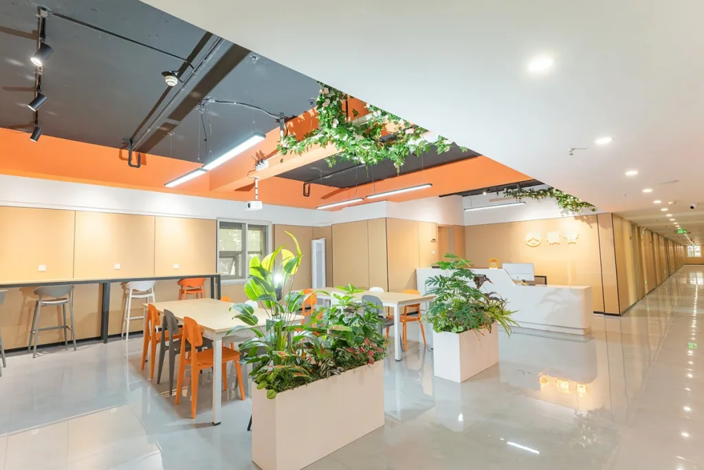 Jushe Hostel oversized common area