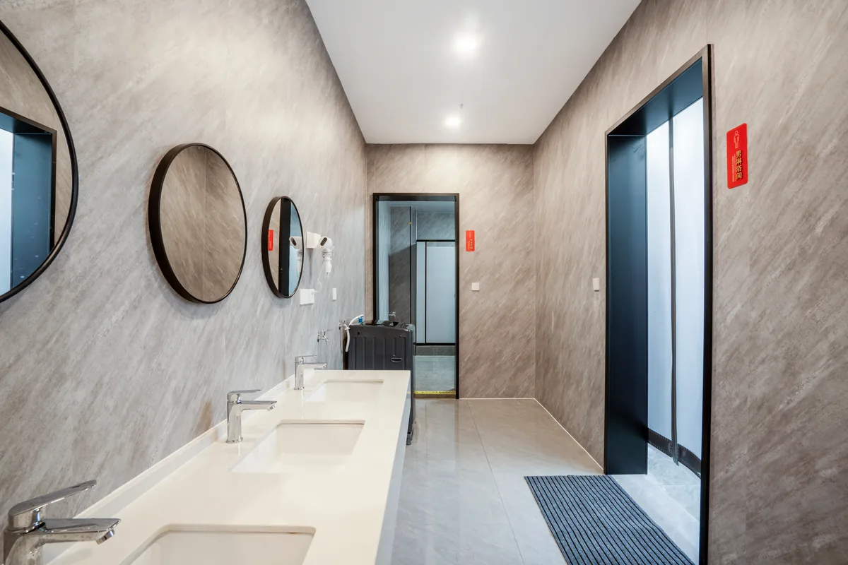 Jushe shower area with separate male and female zones