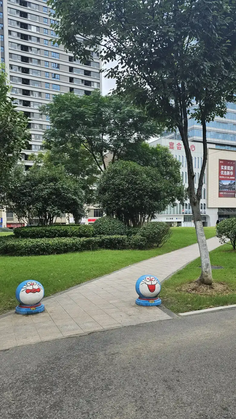 带有机器猫图案的园区岔路