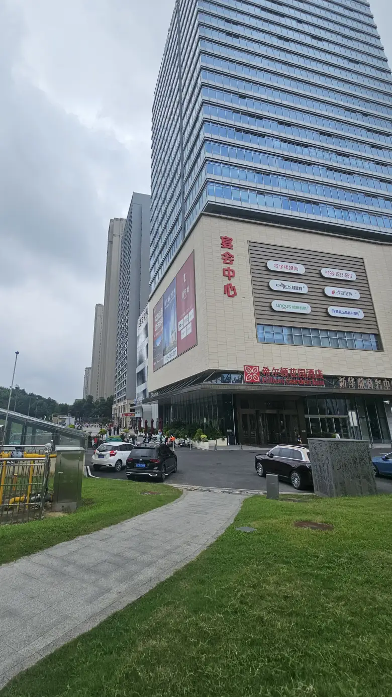 前方右侧的蓝色玻璃高楼即橘舍青年酒店所在楼宇